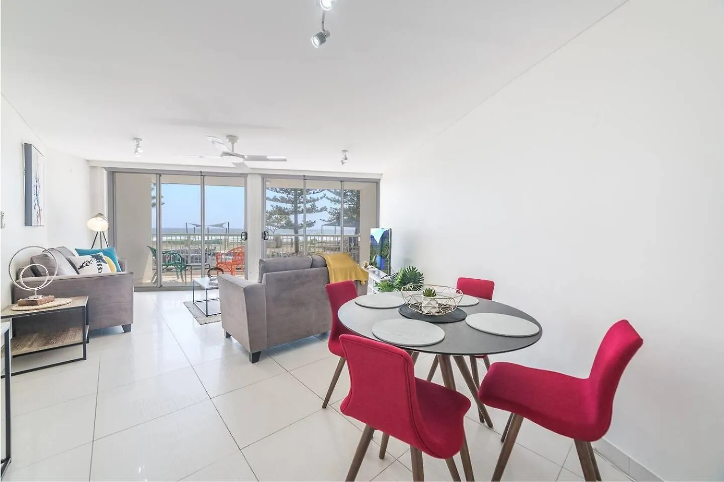Bright And Chill Beachfront Apartment With Balcony 골드코스트