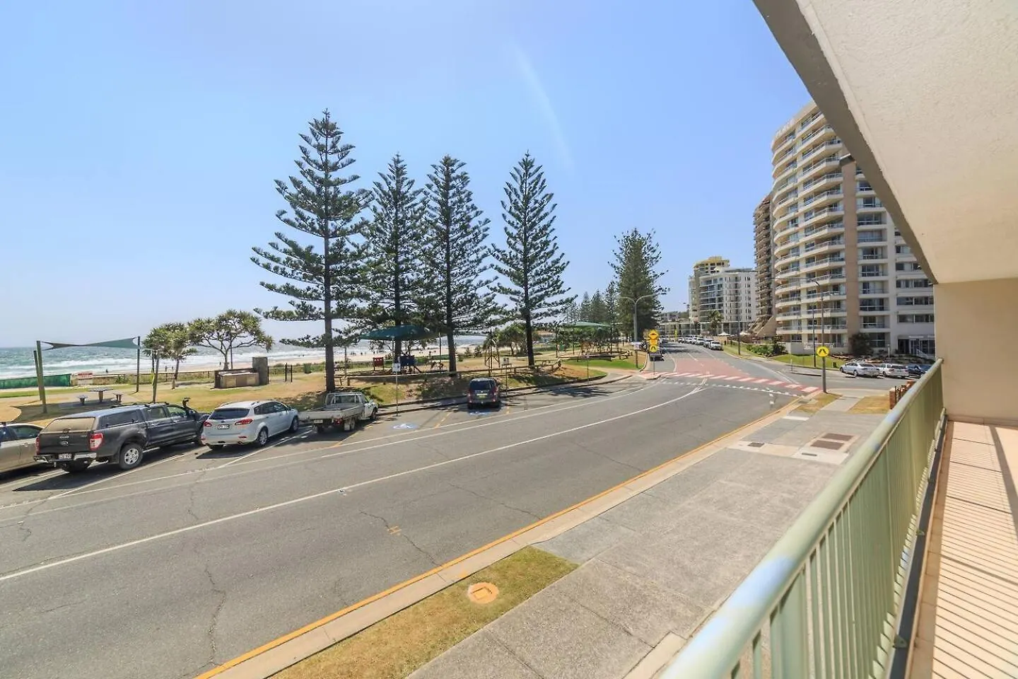 Bright And Chill Beachfront Apartment With Balcony Gold Coast