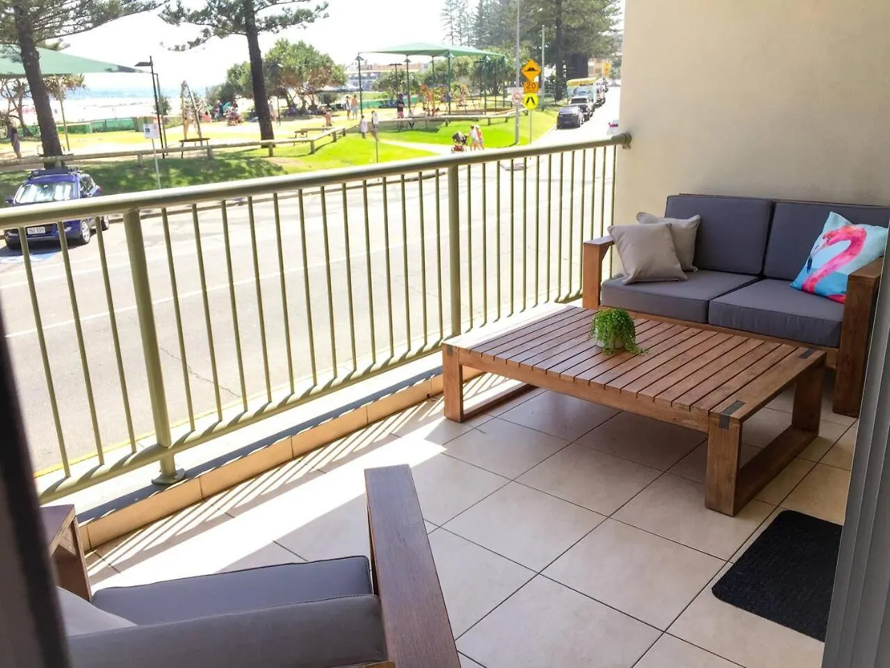 Bright And Chill Beachfront Apartment With Balcony Gold Coast