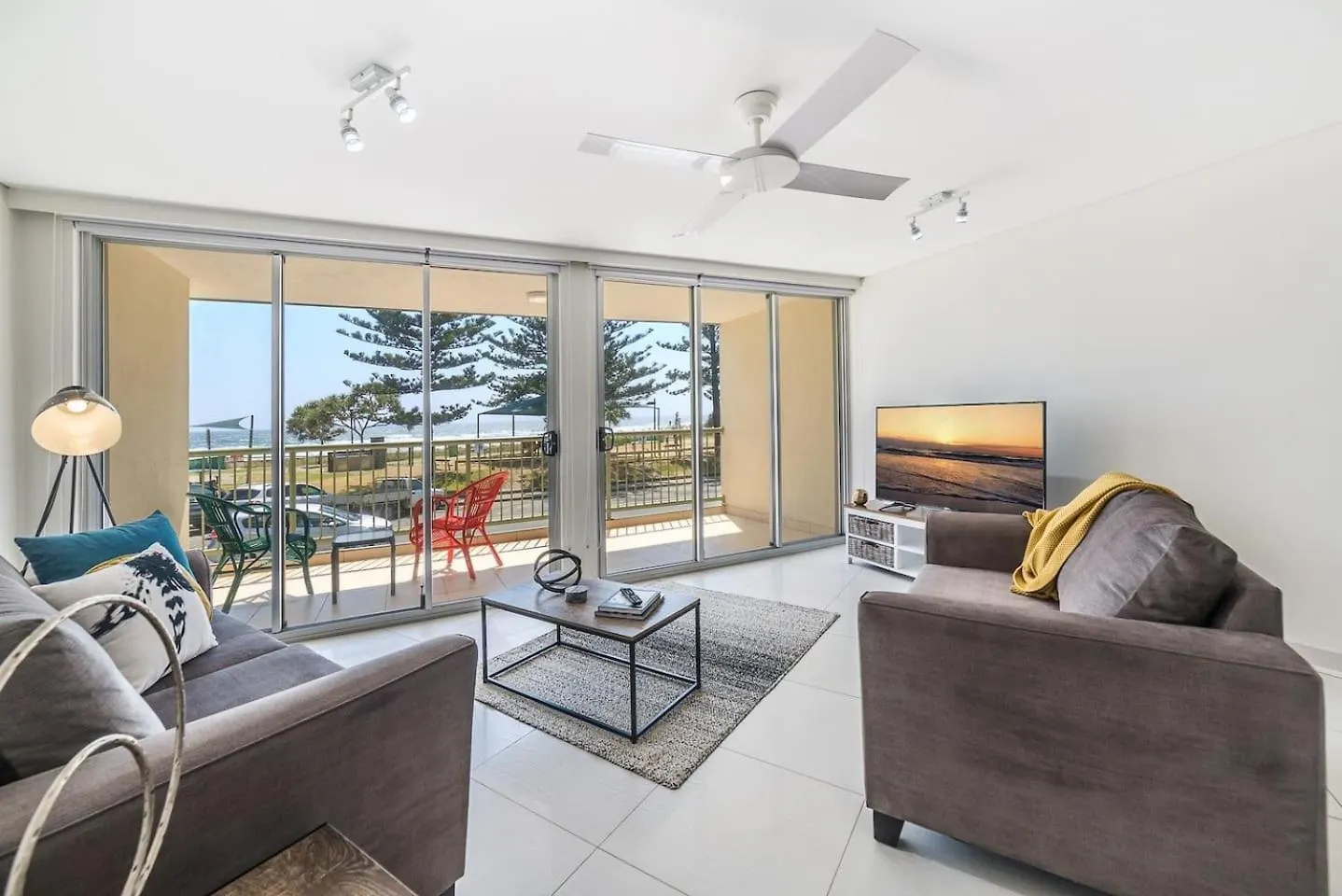 Bright And Chill Beachfront Apartment With Balcony Gold Coast