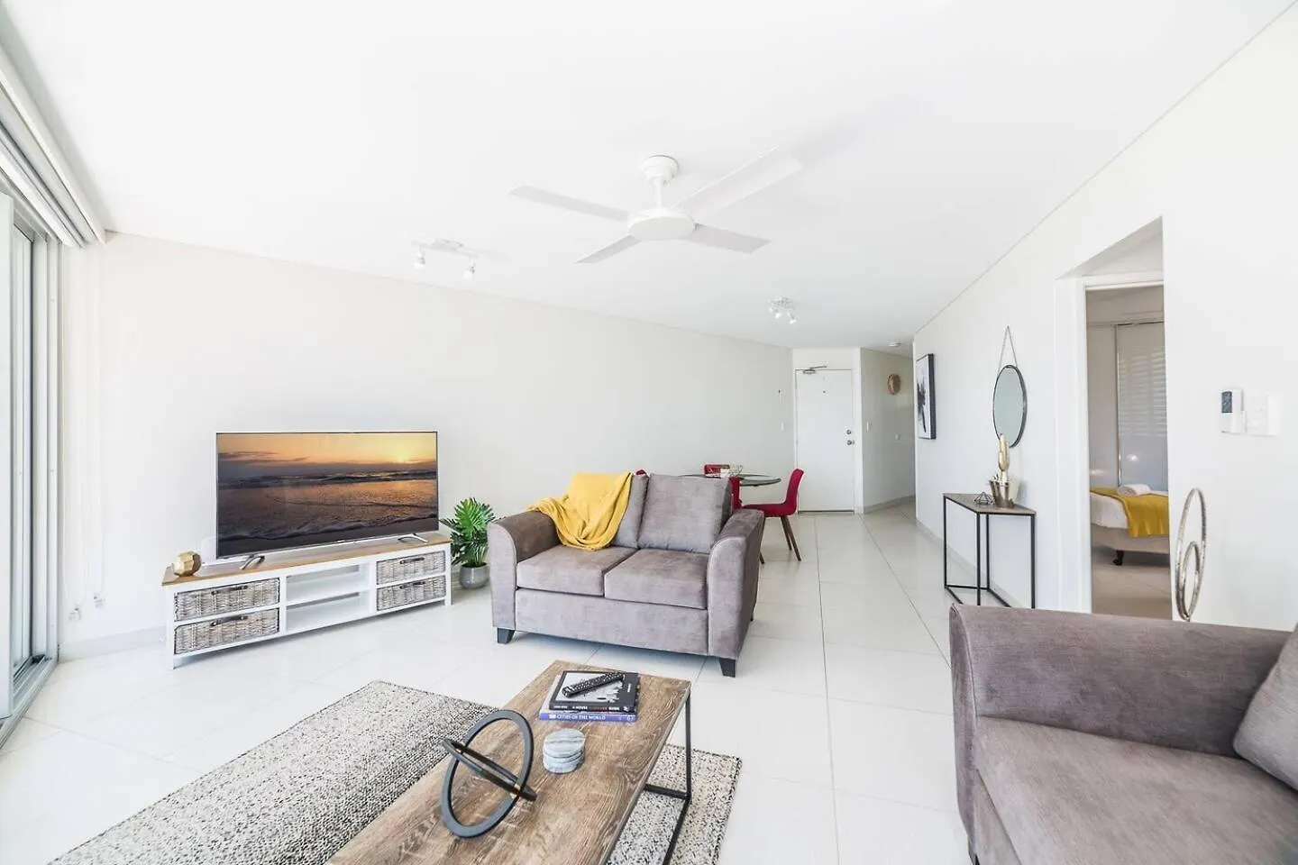 Bright And Chill Beachfront Apartment With Balcony Gold Coast